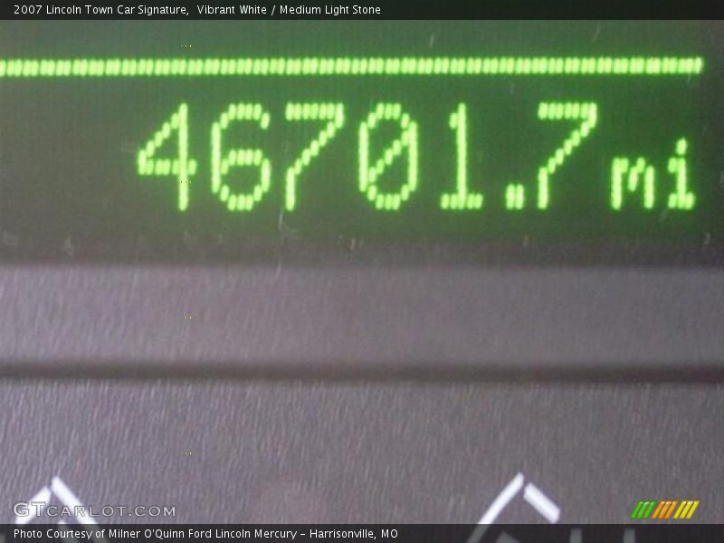 Vibrant White / Medium Light Stone 2007 Lincoln Town Car Signature