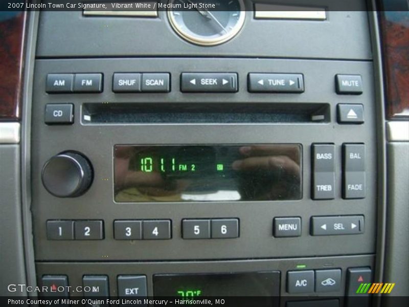 Vibrant White / Medium Light Stone 2007 Lincoln Town Car Signature