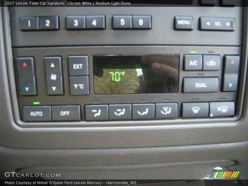 Vibrant White / Medium Light Stone 2007 Lincoln Town Car Signature