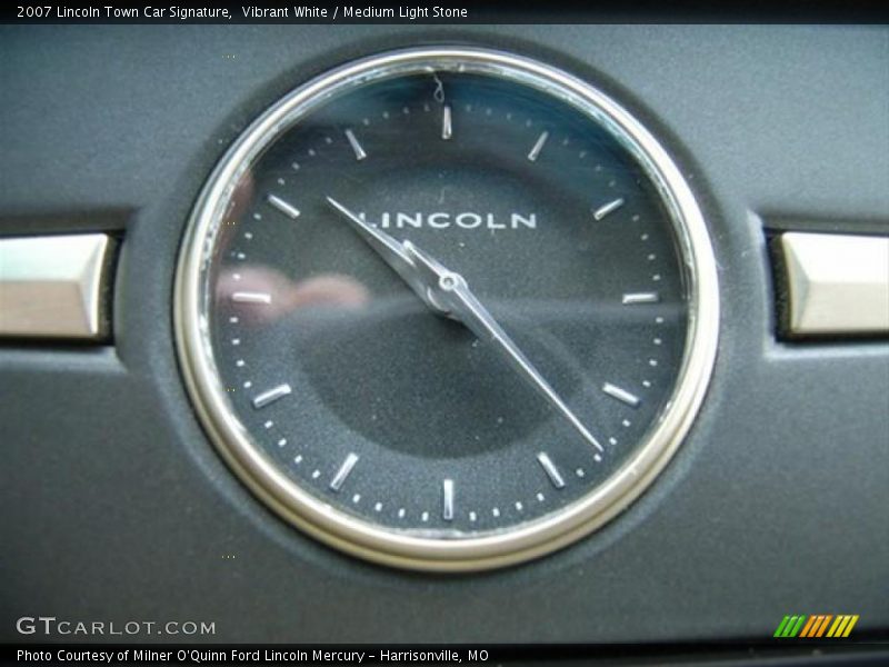 Vibrant White / Medium Light Stone 2007 Lincoln Town Car Signature