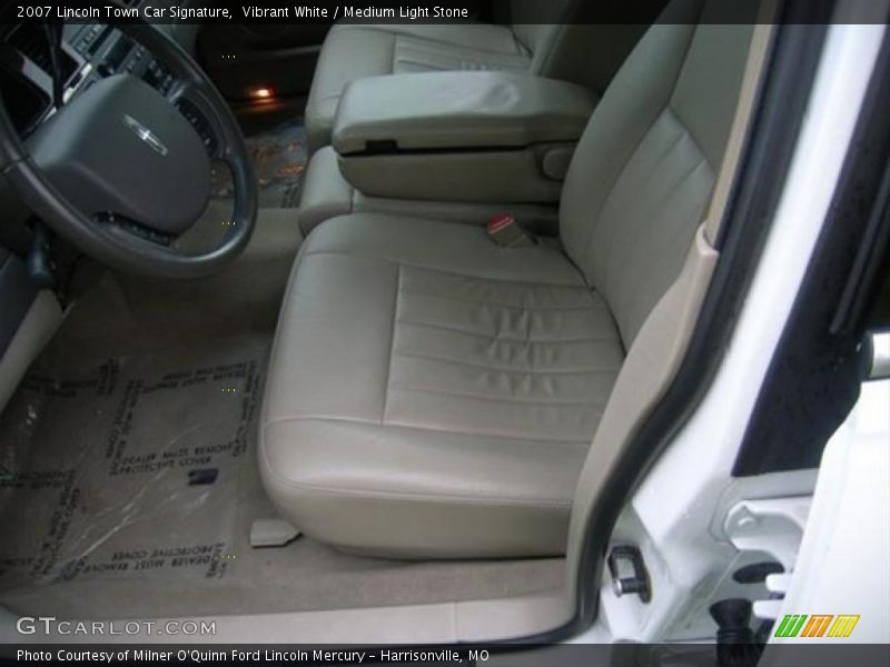 Vibrant White / Medium Light Stone 2007 Lincoln Town Car Signature
