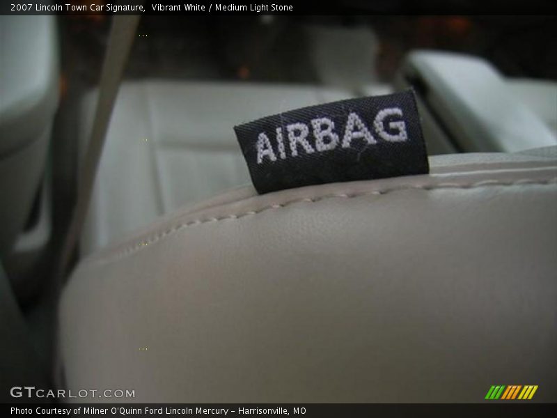 Vibrant White / Medium Light Stone 2007 Lincoln Town Car Signature