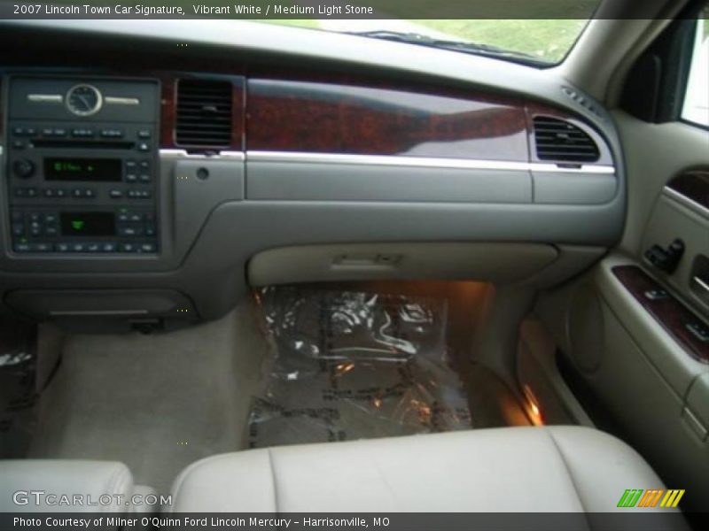 Vibrant White / Medium Light Stone 2007 Lincoln Town Car Signature