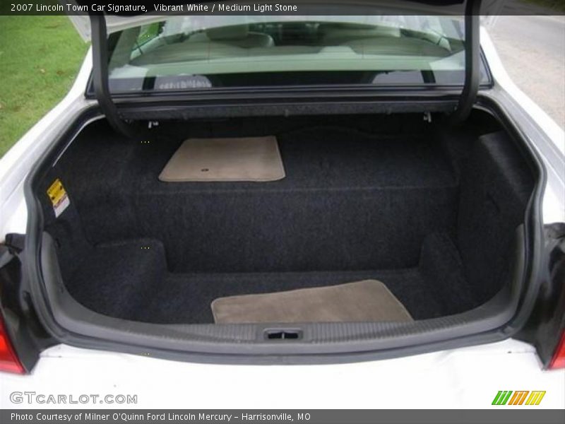 Vibrant White / Medium Light Stone 2007 Lincoln Town Car Signature