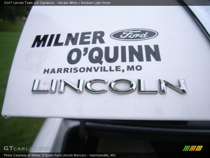Vibrant White / Medium Light Stone 2007 Lincoln Town Car Signature