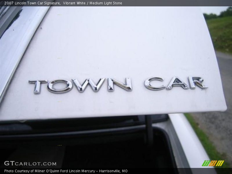 Vibrant White / Medium Light Stone 2007 Lincoln Town Car Signature