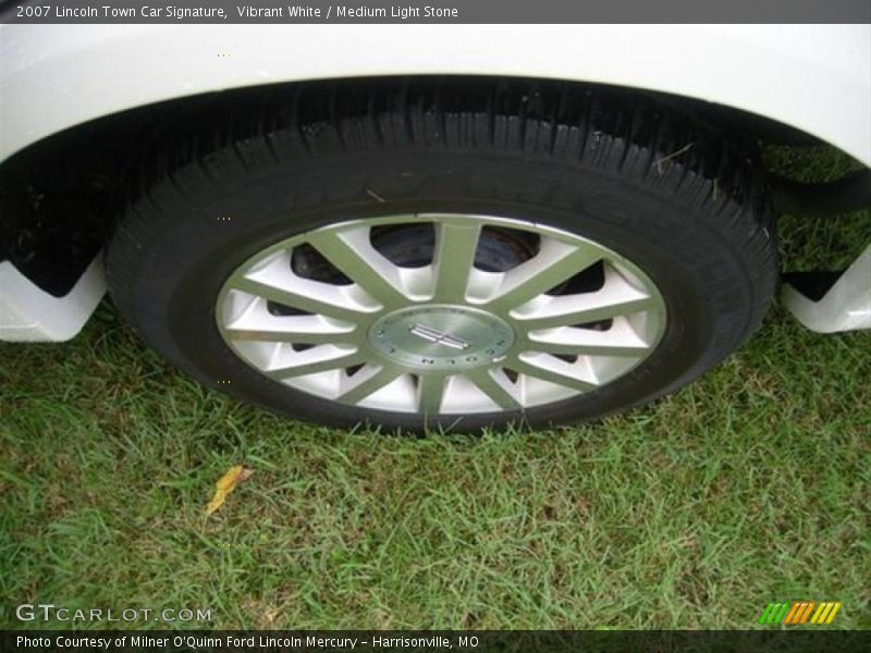 Vibrant White / Medium Light Stone 2007 Lincoln Town Car Signature