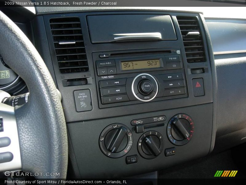 Fresh Powder / Charcoal 2009 Nissan Versa 1.8 S Hatchback