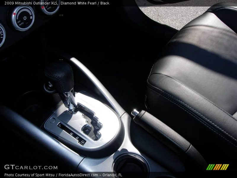 Diamond White Pearl / Black 2009 Mitsubishi Outlander XLS