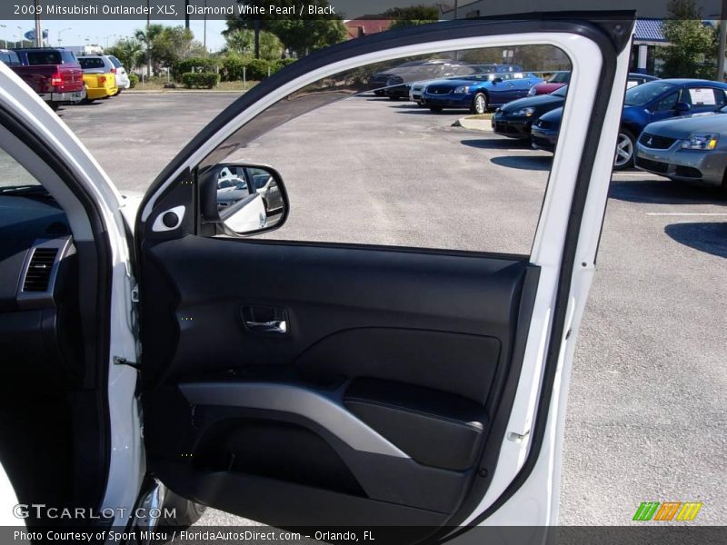 Diamond White Pearl / Black 2009 Mitsubishi Outlander XLS