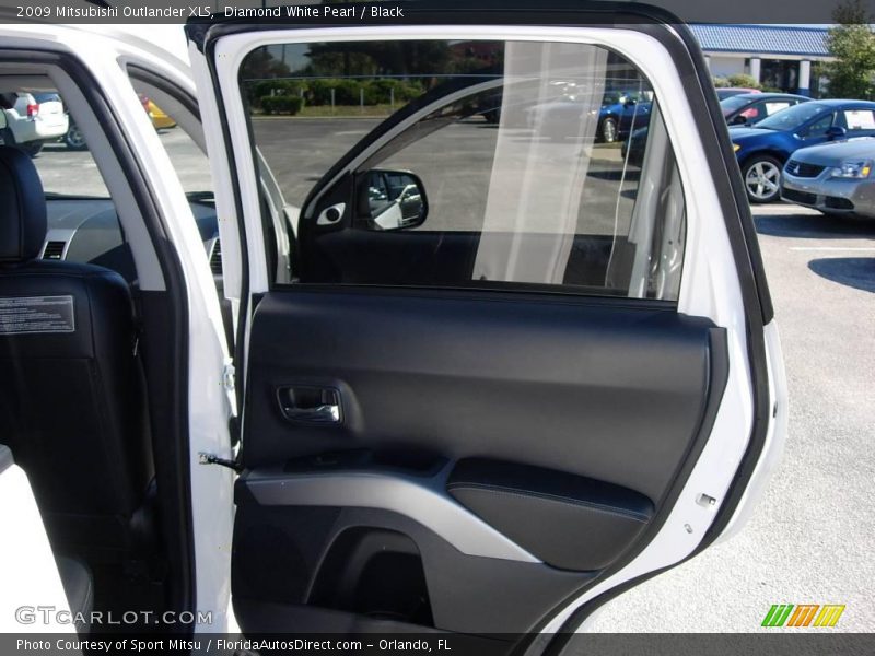 Diamond White Pearl / Black 2009 Mitsubishi Outlander XLS
