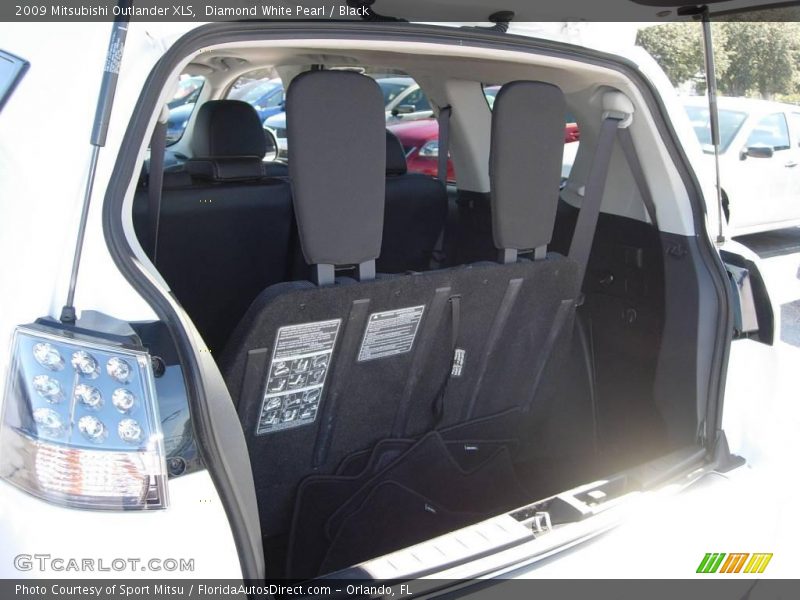 Diamond White Pearl / Black 2009 Mitsubishi Outlander XLS