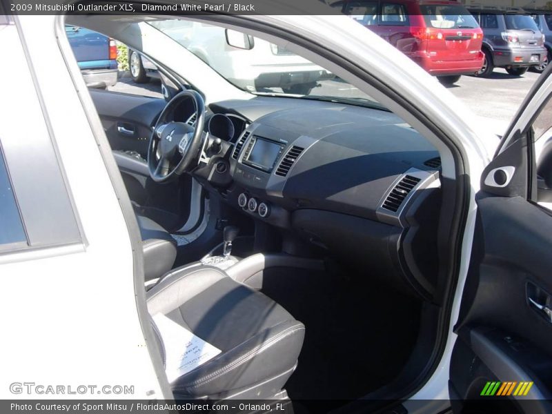 Diamond White Pearl / Black 2009 Mitsubishi Outlander XLS