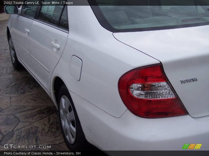 Super White / Taupe 2002 Toyota Camry LE