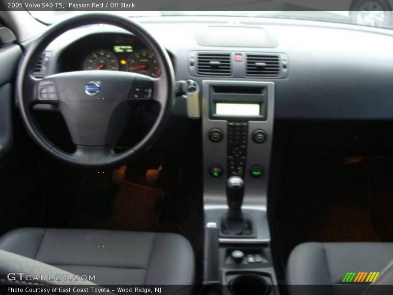 Passion Red / Off Black 2005 Volvo S40 T5