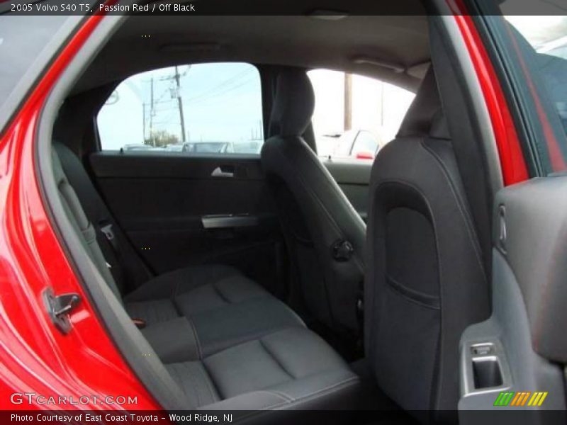 Passion Red / Off Black 2005 Volvo S40 T5