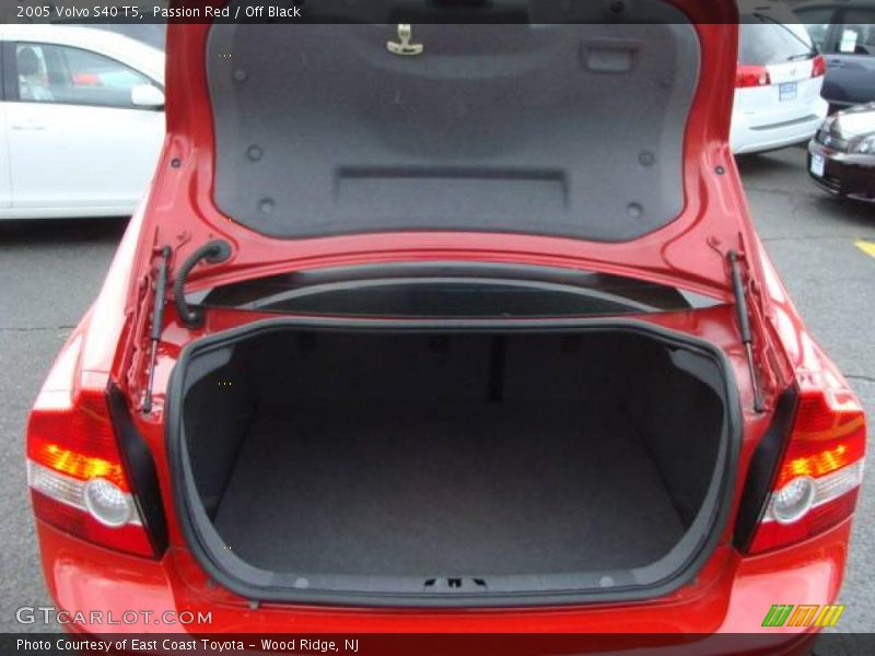 Passion Red / Off Black 2005 Volvo S40 T5