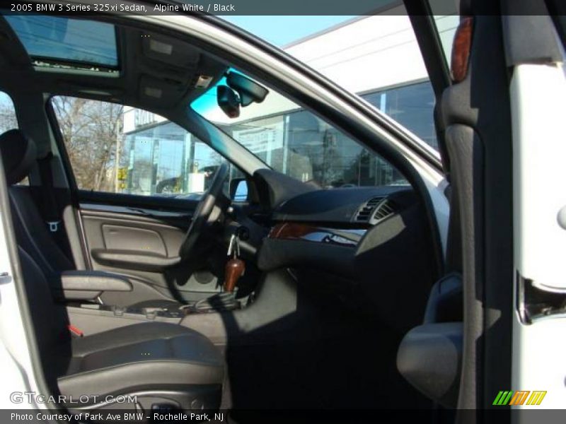 Alpine White / Black 2005 BMW 3 Series 325xi Sedan