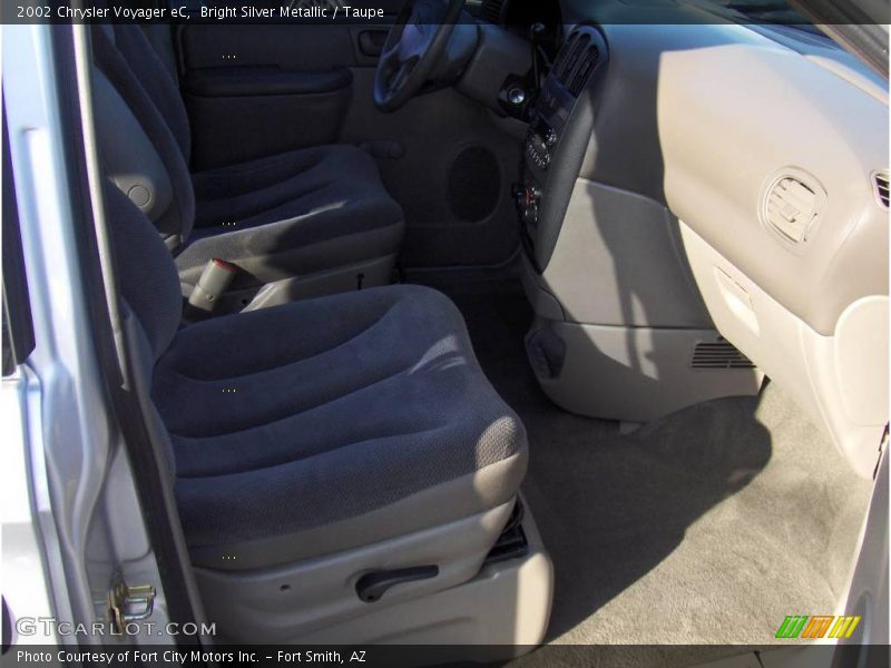 Bright Silver Metallic / Taupe 2002 Chrysler Voyager eC