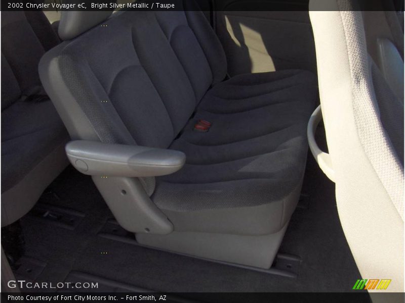 Bright Silver Metallic / Taupe 2002 Chrysler Voyager eC