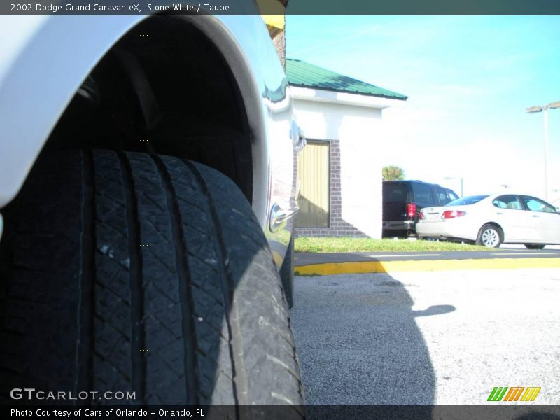 Stone White / Taupe 2002 Dodge Grand Caravan eX