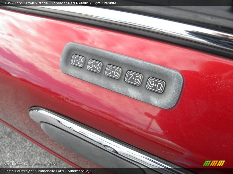 Toreador Red Metallic / Light Graphite 1999 Ford Crown Victoria