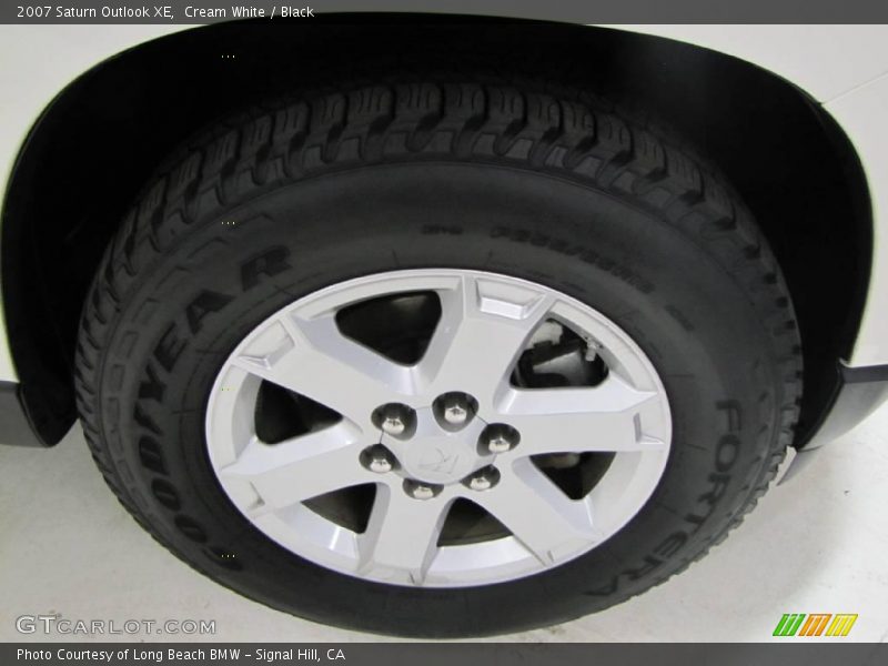 Cream White / Black 2007 Saturn Outlook XE