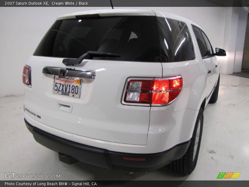 Cream White / Black 2007 Saturn Outlook XE