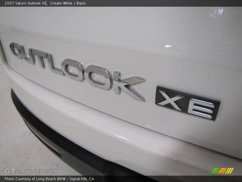 Cream White / Black 2007 Saturn Outlook XE