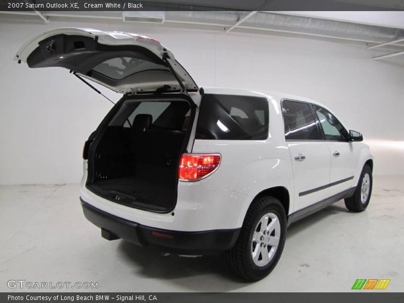 Cream White / Black 2007 Saturn Outlook XE