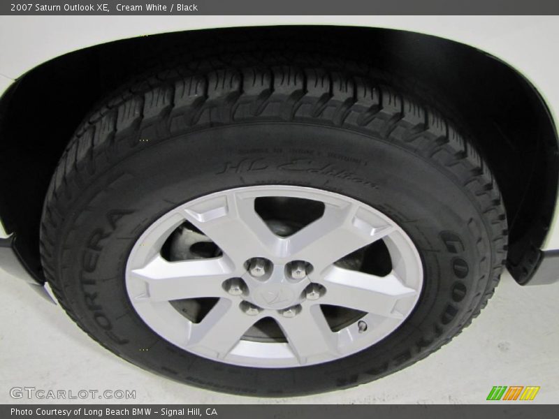 Cream White / Black 2007 Saturn Outlook XE