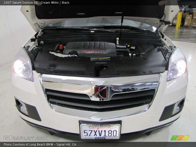 Cream White / Black 2007 Saturn Outlook XE