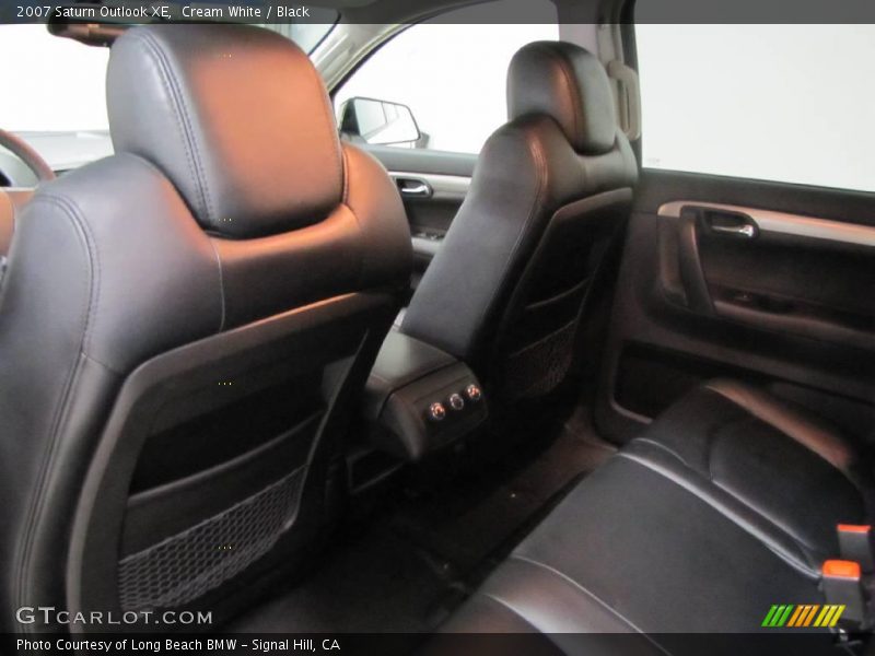 Cream White / Black 2007 Saturn Outlook XE