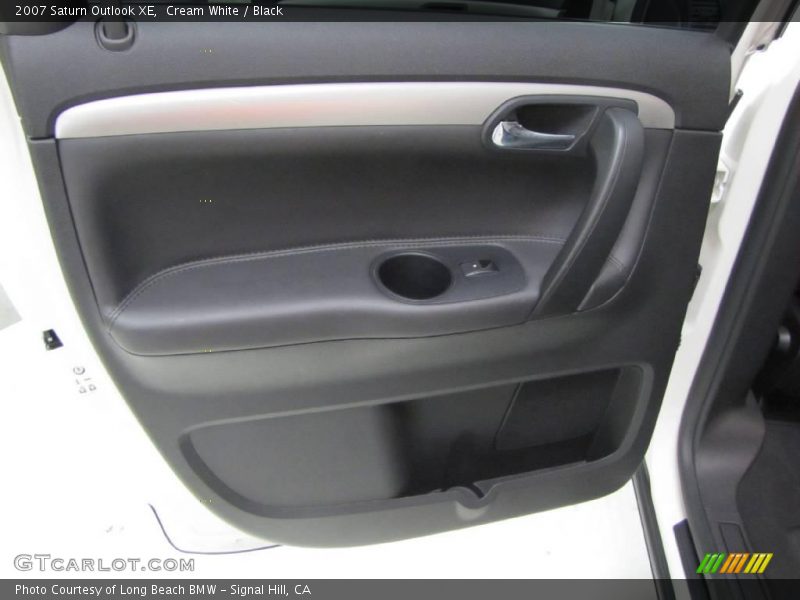 Cream White / Black 2007 Saturn Outlook XE