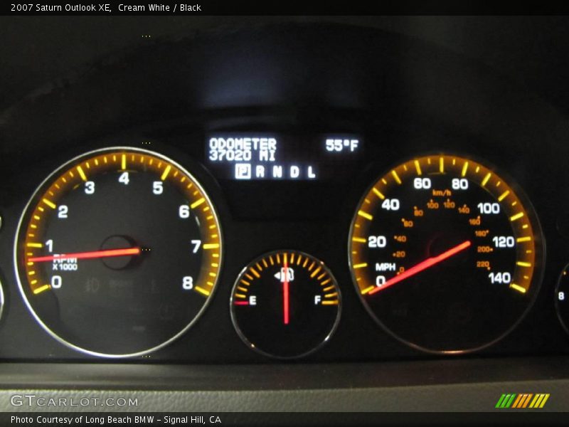 Cream White / Black 2007 Saturn Outlook XE