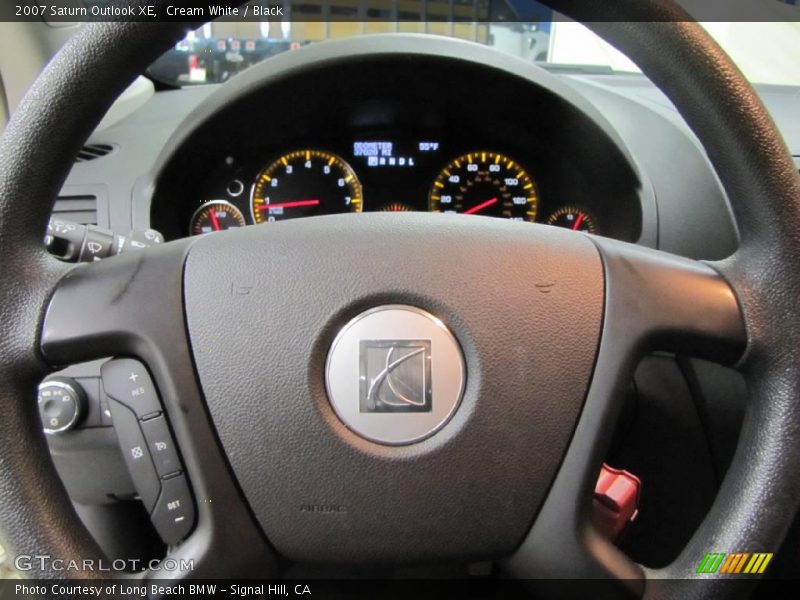 Cream White / Black 2007 Saturn Outlook XE