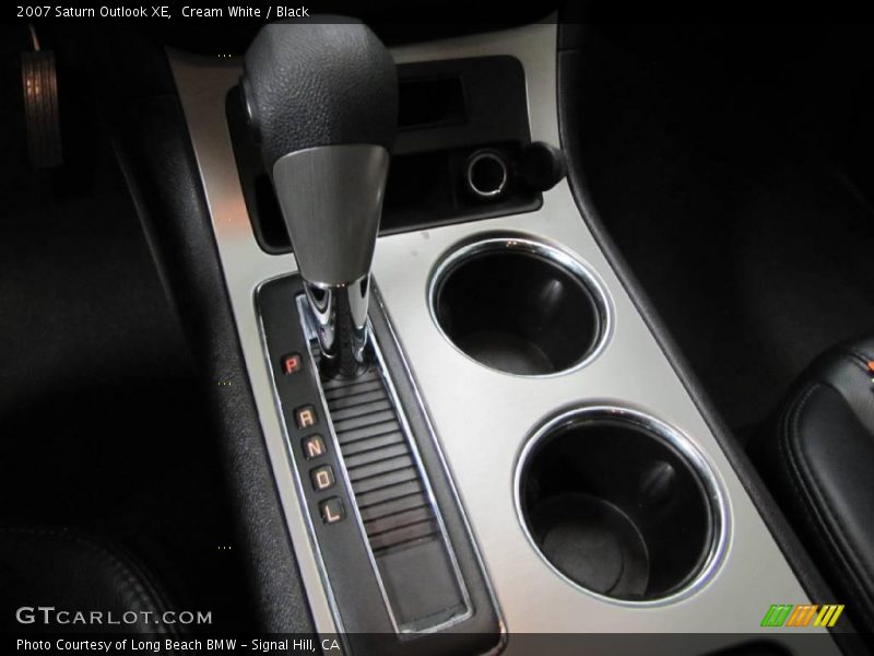 Cream White / Black 2007 Saturn Outlook XE