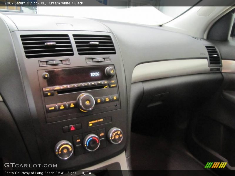 Cream White / Black 2007 Saturn Outlook XE