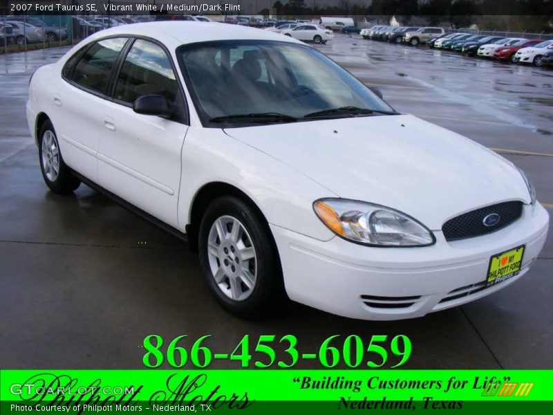 Vibrant White / Medium/Dark Flint 2007 Ford Taurus SE