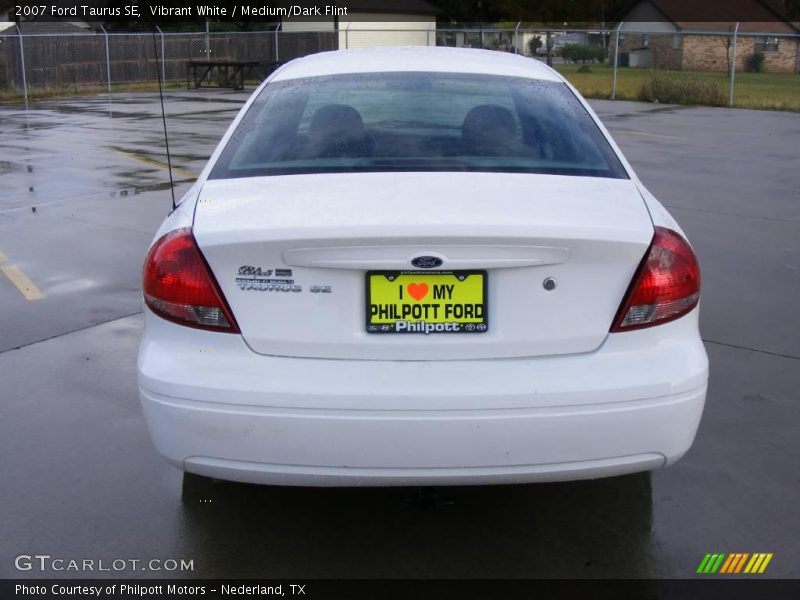 Vibrant White / Medium/Dark Flint 2007 Ford Taurus SE