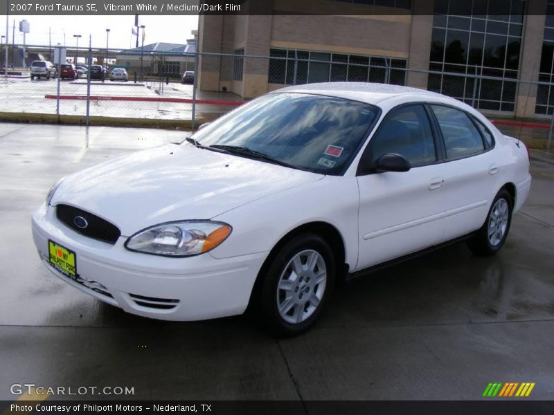 Vibrant White / Medium/Dark Flint 2007 Ford Taurus SE