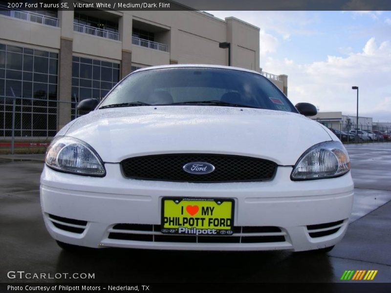 Vibrant White / Medium/Dark Flint 2007 Ford Taurus SE