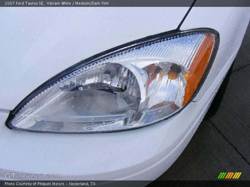 Vibrant White / Medium/Dark Flint 2007 Ford Taurus SE