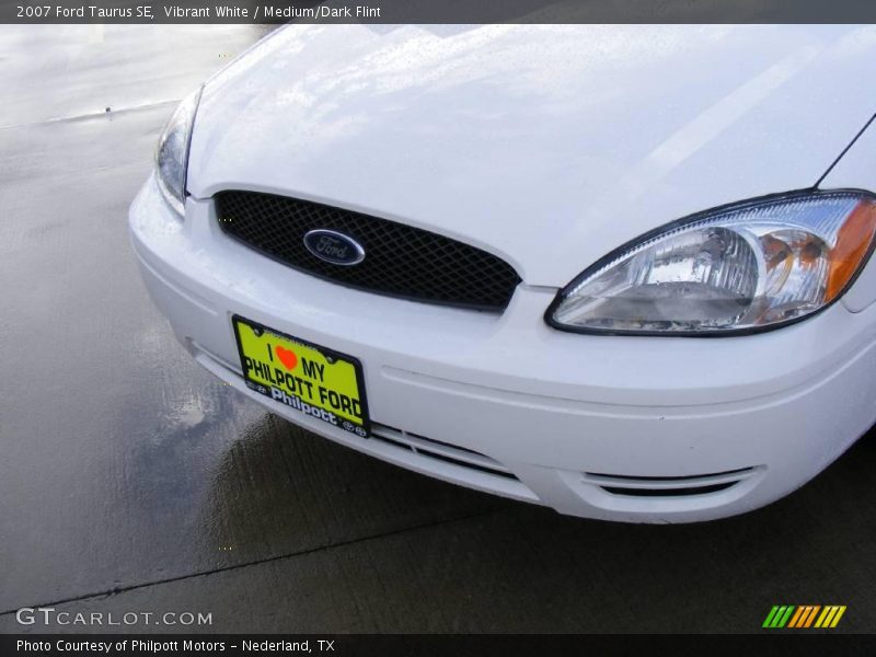 Vibrant White / Medium/Dark Flint 2007 Ford Taurus SE