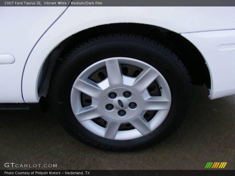 Vibrant White / Medium/Dark Flint 2007 Ford Taurus SE