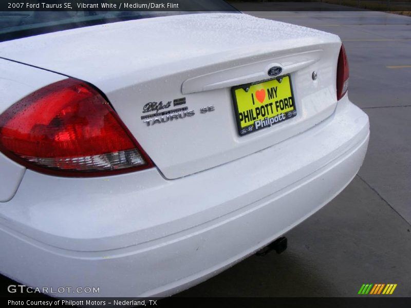 Vibrant White / Medium/Dark Flint 2007 Ford Taurus SE