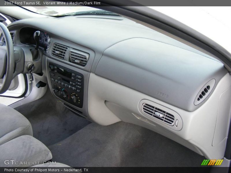 Vibrant White / Medium/Dark Flint 2007 Ford Taurus SE