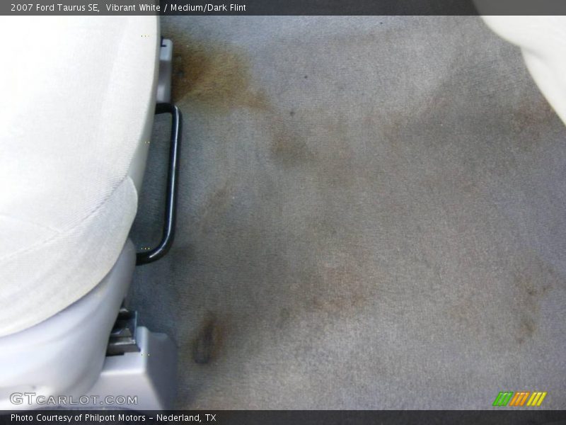 Vibrant White / Medium/Dark Flint 2007 Ford Taurus SE