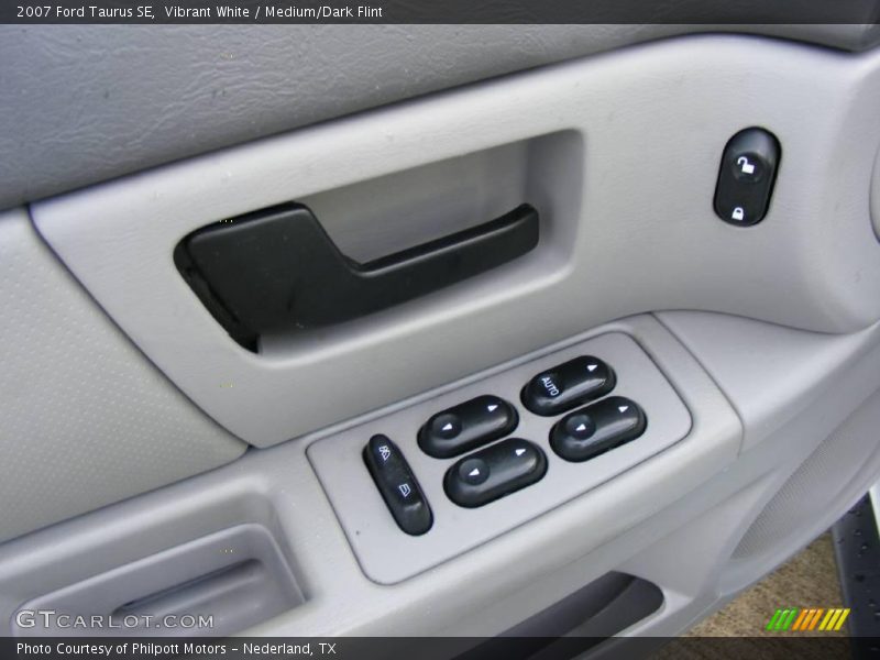 Vibrant White / Medium/Dark Flint 2007 Ford Taurus SE