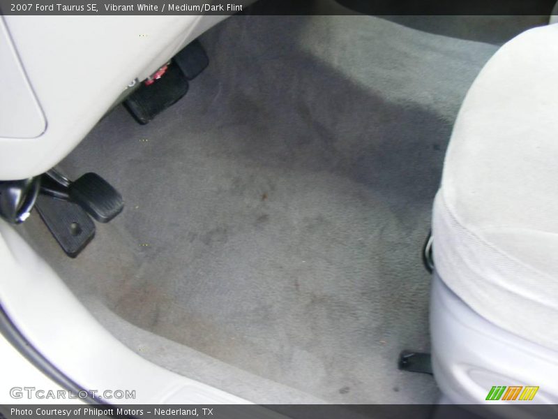 Vibrant White / Medium/Dark Flint 2007 Ford Taurus SE